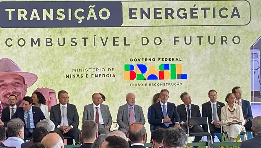 Feplana participa da assinatura do PL pelo Combustível do Futuro